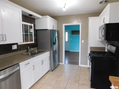 2139 Grove St, Davenport, IA 52804 - photo 5