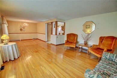 18 x 15 Living Rm overlooks formal Dining Rm