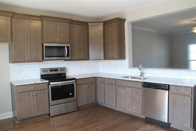 227 Edgeview Dr, Shelbyville, TN 37160 - photo 2