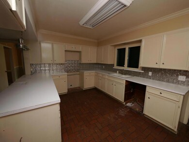 301 E Hutchinson St, Beeville, TX 78102 - photo 4