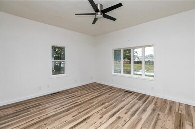 314 E 8th St S, Newton, IA 50208 - photo 7