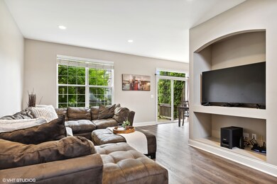 603 S Jade Ln unit 905, Round Lake, IL 60073 - photo 3