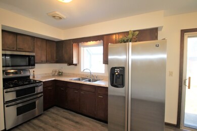 832 N Emroy Ave, Elmhurst, IL 60126 - photo 2