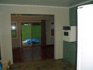 Kitchen KITCHEN INTO FAMILY ROOM