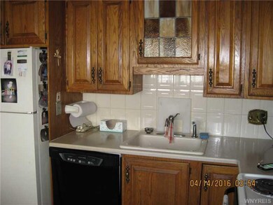 Kitchen. appliances stay