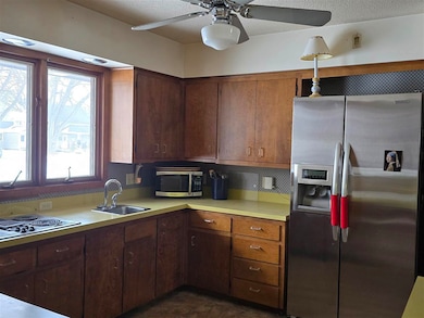 406 E Lafayette Ave, Keota, IA 52248 - photo 4