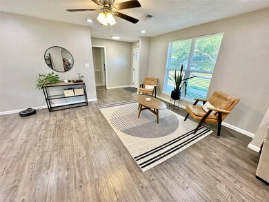 520 Castlelake Dr, Friendswood, TX 77546 - photo 2