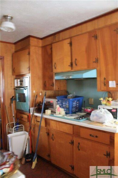 Update the kitchen or embrace this 1960's retro lo