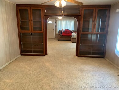 Dining Room/ Beautiful Shelves