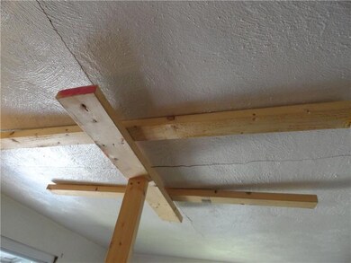 This support is there in case the plaster comes lo