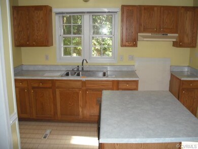 Eat-in kitchen with island