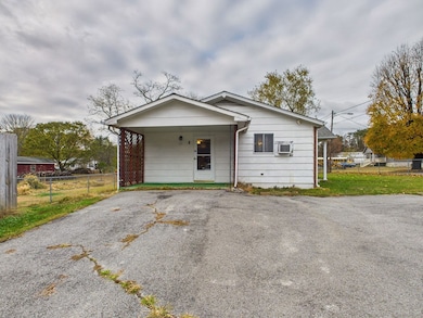 27 N Sycamore St, Peterstown, WV 24963 - photo 5