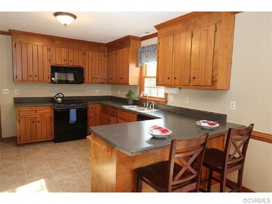 Kitchen Counter & Cabinets
