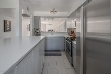 Kitchen Island 1528 N Oak St