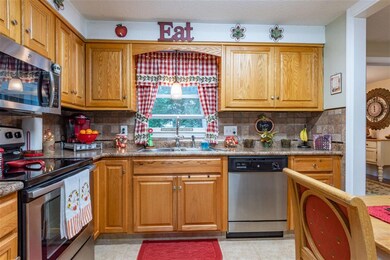 527 Pickering St, Manchester, NH 03104 - photo 5