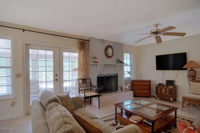 Living room w/fireplace