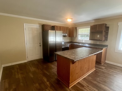 Kitchen w/ Island Bar