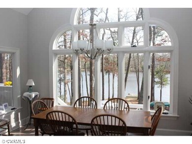 Kitchen - Eat-in area overlooking beautiful view o