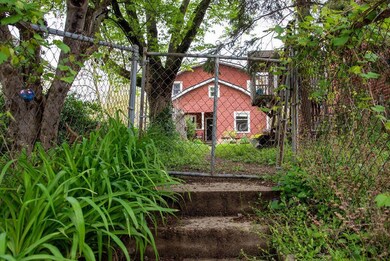 208 E. Maynard Avenue