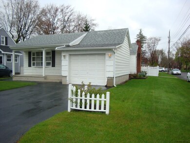 31 Tulip St, Schenectady, NY 12306 - photo 2