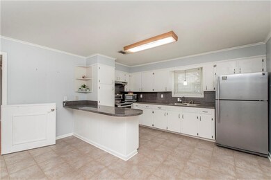 Eat-in kitchen w/ bar