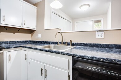 19 Templeton Ct, MerriMacK, NH 03054 - photo 4