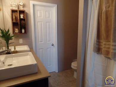 109 SE 44th Pkwy, Topeka, KS 66609 - photo 6
