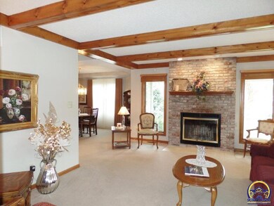 910 SE Oakridge Ln, Topeka, KS 66609 - photo 4