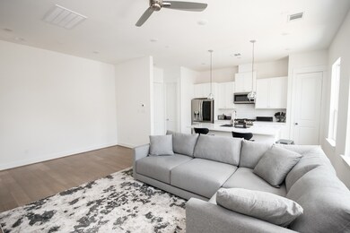 307 Cyclamen St, Houston, TX 77018 - photo 4