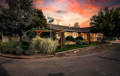 1125 SW Isham St, Grants Pass, OR 97526 - photo 2