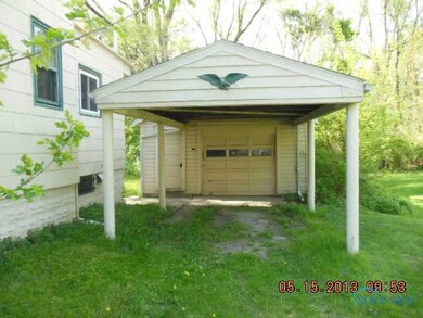 Detached Garage.