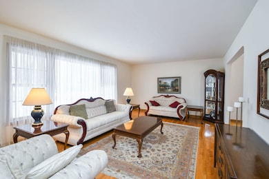 22W417 Tamarack Dr, Glen Ellyn, IL 60137 - photo 3