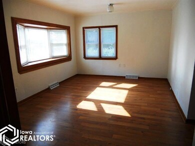 914 1st St N, Newton, IA 50208 - photo 4