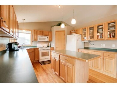 Kitchen island for easy food prep, lots of cabinet