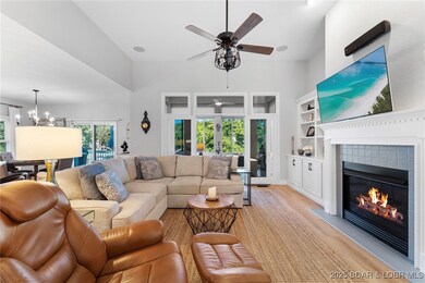 Gas fireplace & easy access to lakeside four seaso