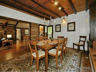 SPACIOUS Dine Rm w/BUILT INS