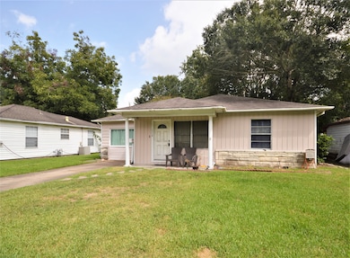 1514 W Lang St, Alvin, TX 77511 - photo 2