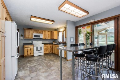 2134 Dorchester Ct, Davenport, IA 52807 - photo 2