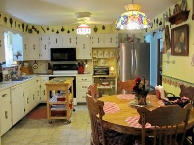Kitchen. Equipped Country kitchen with Tons of Cab