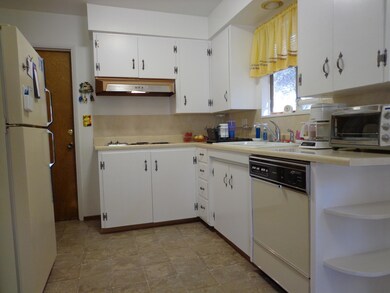 1689 Mistletoe Ln, Redding, CA 96002 - photo 6