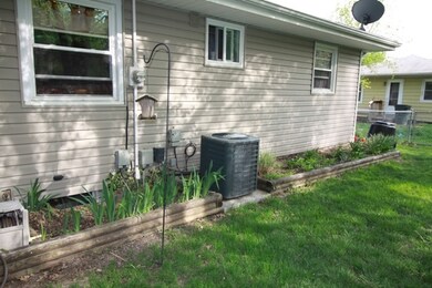 1648 10th St NW, Cedar Rapids, IA 52405 - photo 4