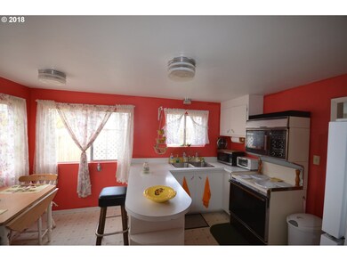 611 W 8th St, the Dalles, OR 97058 - photo 6