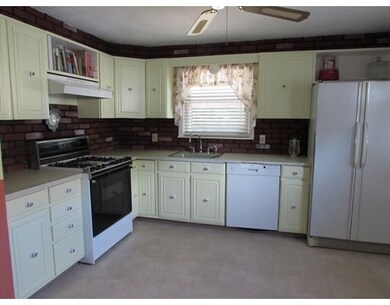 18 Michigan St, Indian Orchard, MA 01151 - photo 2