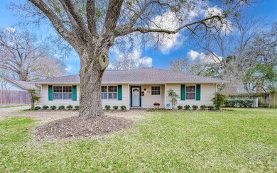 713 Clark St, Alvin, TX 77511 - photo 2