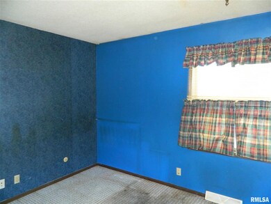 6504 Kelling St, Davenport, IA 52806 - photo 6