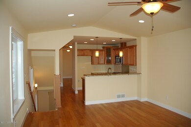Kitchen & Breakfast Bar