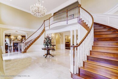 32 CIRCLE RD STAIRCASE