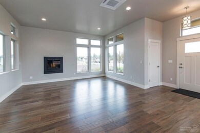 720 NW Rimrock Dr, Redmond, OR 97756 - photo 2