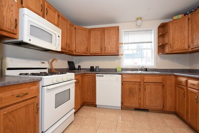 541 Mammoth Rd, Dracut, MA 01826 - photo 5