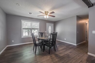 1224 Holman Rd Moberly MO-large-003-5-En